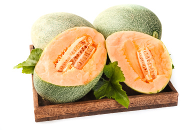 盘子里装着网纹蜜瓜