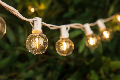 节日户外庭院暖色串灯