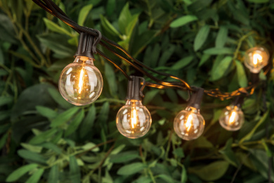 节日户外庭院暖色串灯