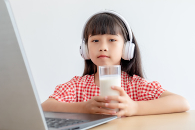 小学生在家使用手提电脑上网课