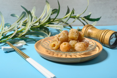 桌面上的盘子里的美味可口的蜜枣