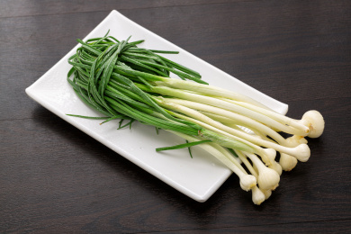 盘子里的一把野菜小蒜