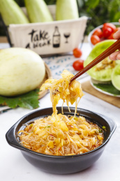 砂锅里装着粉丝炖白菜