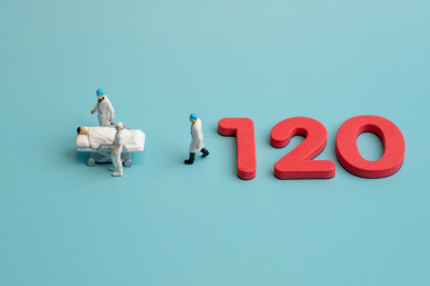 120抢救的护士和病人