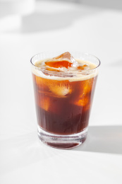 白色桌面上有一杯冰咖啡