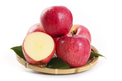 盘子里放着红富士苹果