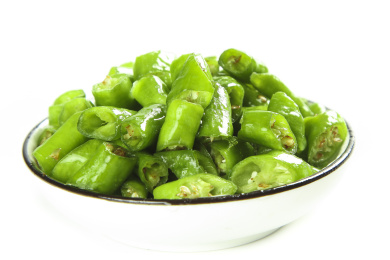 白底上的新鲜青辣椒