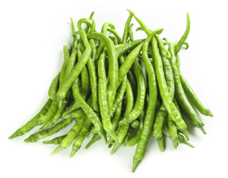 白底上的新鲜青辣椒