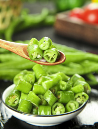 碗里放着剁碎的辣椒