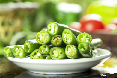 盘子里装着二荆条辣椒