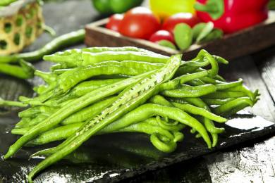 石板上放着一捆线椒