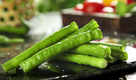 石板上放着一捆线椒