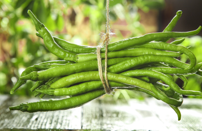 石板上放着一捆线椒