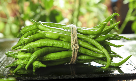 石板上放着一捆线椒