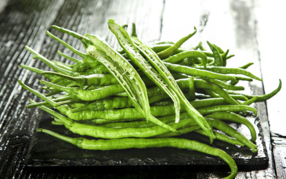 石板上放着一捆线椒