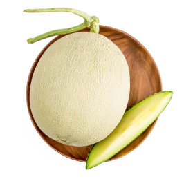 新鲜的网纹蜜瓜在白色背景上