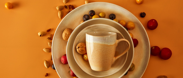 黄色陶瓷杯与坚果的美食创意