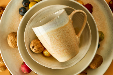 黄色陶瓷杯与坚果的美食创意