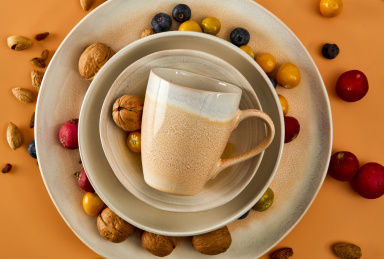 黄色陶瓷杯与坚果的美食创意