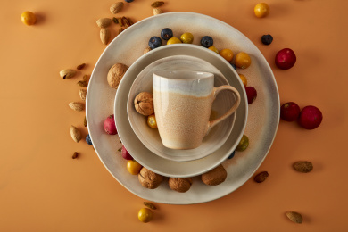 黄色陶瓷杯与坚果的美食创意