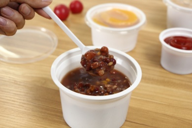 餐桌背景下的塑封盒