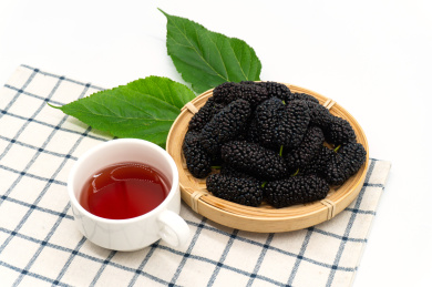 木桌背景成熟黑桑葚果特写