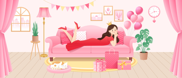 一个女人趴在沙发上和室内背景