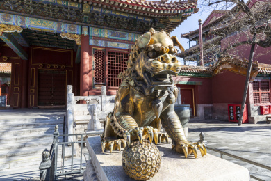 北京故宫外东路：养性门前鎏金铜狮