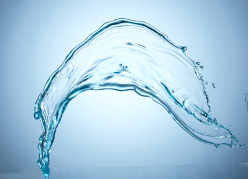 蓝色水花在蓝色渐变背景中