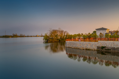 湖北荆门钟祥镜月湖傍边公园一角