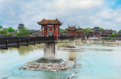 四川成都崇州元通古镇汇江桥和西河里的倒影