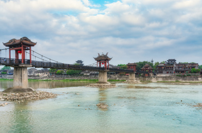 四川成都崇州元通古镇汇江桥和西河里的倒影