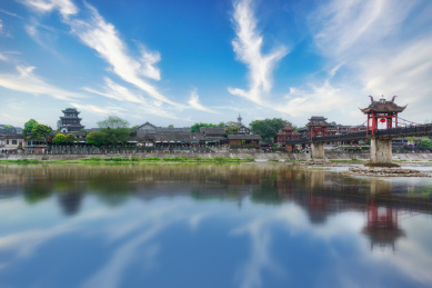 四川成都崇州元通古镇汇江桥和西河里的倒影