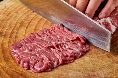 厨师在案板上切肉