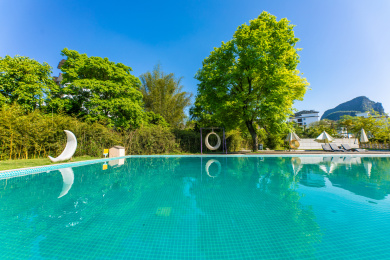 蓝天下地 泳池风光