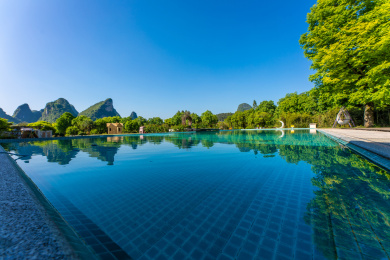 蓝天下地 泳池风光