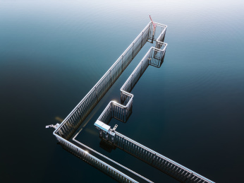 航拍水中的不锈钢护栏