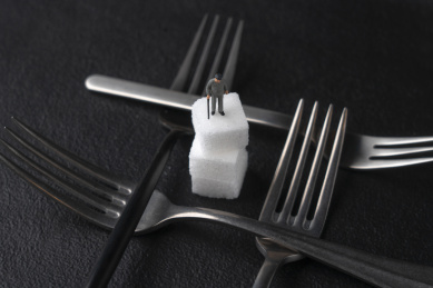 黑色背景中方糖和叉子暗调静物照