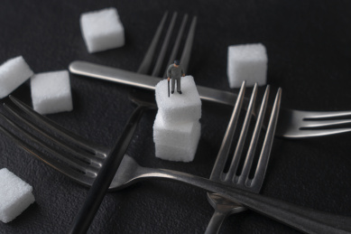 黑色背景中方糖和叉子暗调静物照