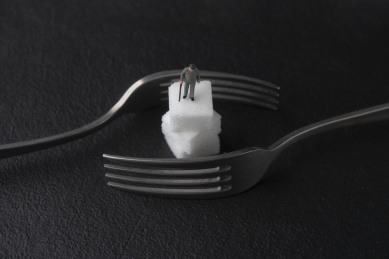 黑色背景中方糖和叉子暗调静物照