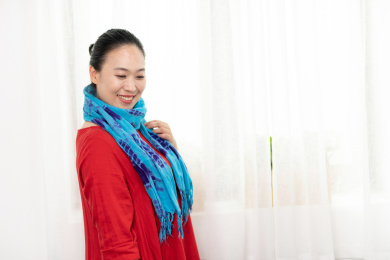 穿红色裙子的年轻女子肖像