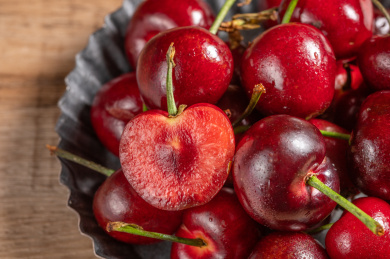 木纹桌上的美早大樱桃