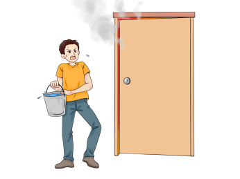 防火灾提水灭火男孩