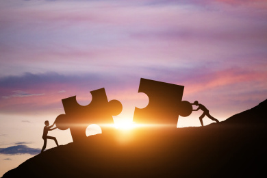 人物剪影在山坡上推动拼图合并