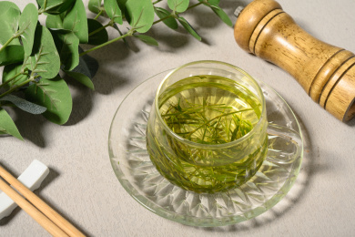 桌面上的杯子里的甘甜可口的竹叶茶