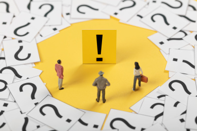 微缩创意人群关注问号堆里的感叹号