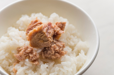 一份橄榄油浸金枪鱼拌白米饭