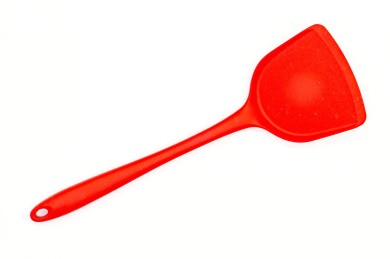 白色背景中的红色硅胶铲锅铲