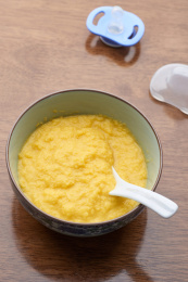 美味的婴幼儿辅食玉米羹和安抚奶嘴