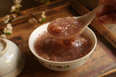 勺子正打起一勺坚果藕粉，好吃。